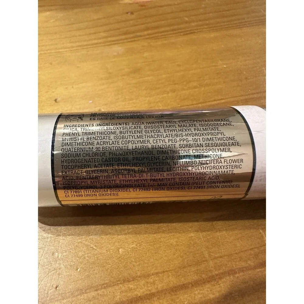 Makeup Revolution Conceal & Glow Foundation F2 23ml Illuminating Vegan